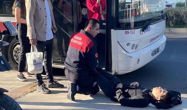 İzmir'de belediye otobüsünde fenalaşan genç hastaneye kaldırıldı