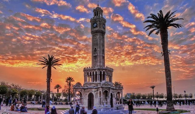 İzmir’in tarihi saat kulesi ve kordon boyu'nda keyifli yürüyüş rotası