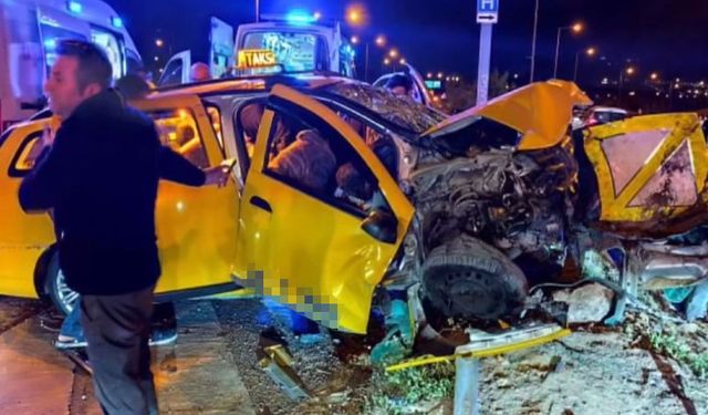 İzmir'de feci kaza! Ticari taksi bariyerlere çarptı