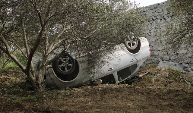 Kaza yapan kadın sürücü, 5 metrelik istinat duvarından uçtu