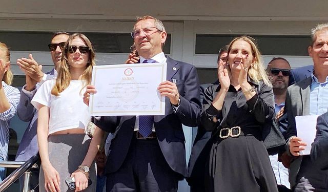Ayvalık Belediye Başkanı Mesut Ergin mazbatasını aldı