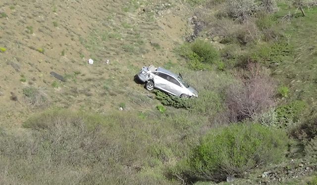 Otomobil yaklaşık 50 metrelik uçurumdan taklalar atarak yuvarlandı