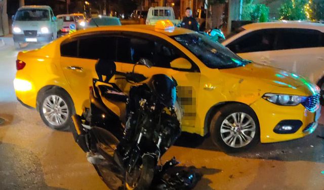 Ticari taksi ile motosiklet çarpıştı: 4 yaralı