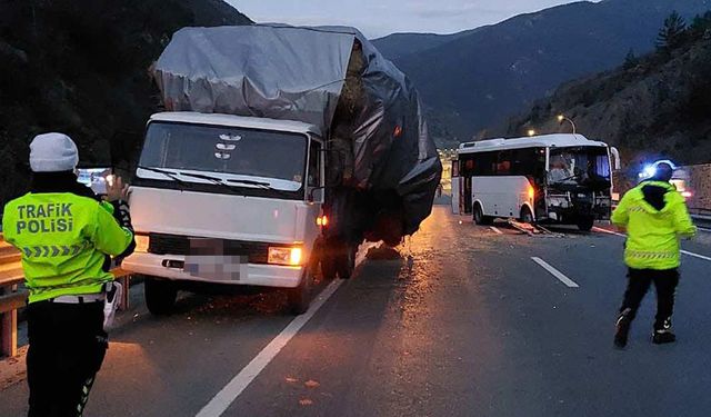 Tur midibüsü saman yüklü kamyonete çarptı