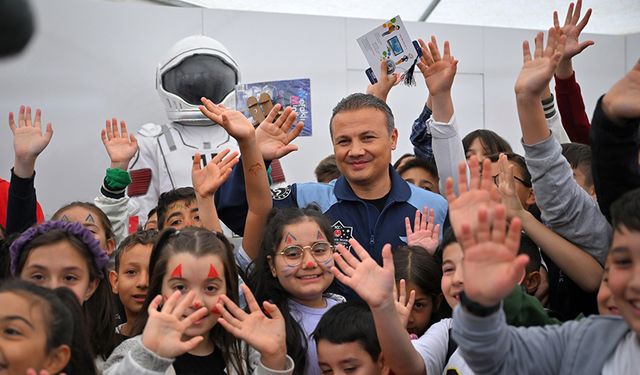 Türkiye'nin ilk astronotu Gezeravcı, "Meclis Bahçesi Çocuk Bahçesi ve Bilim Şenliği"nde konuştu