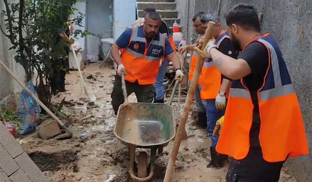 AFAD gönüllüleri, sel felaketinin yaralarını sarıyor