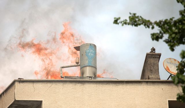 Apartmanın çatısında yangın paniği