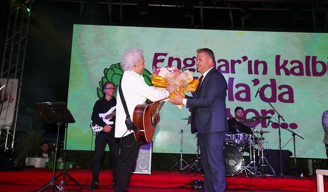 Yeni Türkü Urla Enginar Festivali'nde konser verdi