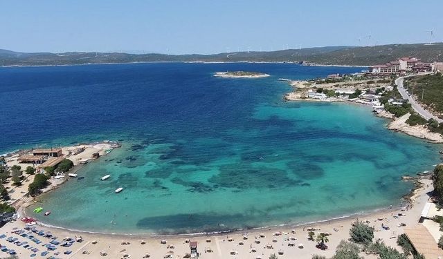 İzmir'de ulaşımı kolay, Mavi Bayraklı sığ ve dalgasız deniz! Ailelerin gözde yeri: ESHOT'a atlayan soluğu burada alıyor!