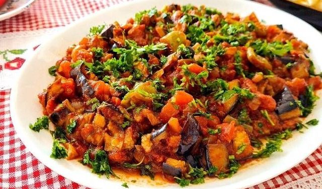 Yazın en lezzetli hali! Sofraları şenlendiren doyurucu patlıcan şakşuka tarifi: Şefler bile böyle yapıyor