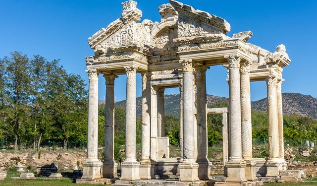 Antik çağın kültür ve sanat merkezi: Mimarisi ve tarihi eserleri dikkat çekiyor