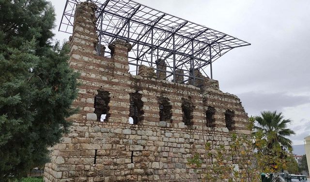 Kırmızı tuğlalarıyla turistleri cezbediyor| İzmir’in eşsiz hazinesi