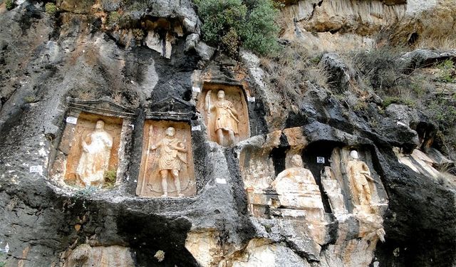 Kayalara oyulmuş sahnelerdeki mesaj tüyler ürpertiyor! Tarihin en ilginç anıtı