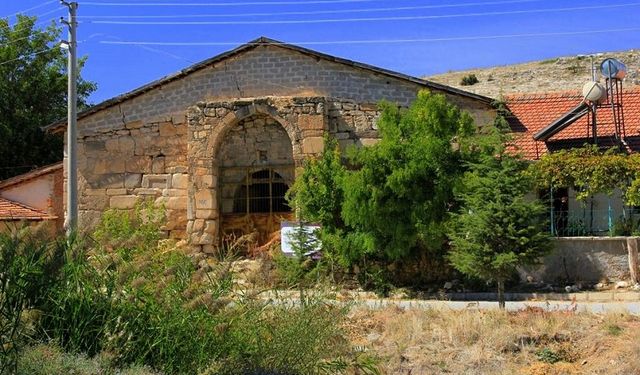 Manzarası ve tarihi ile dikkat çekiyor! Tunç çağına ait kalıntılar turistleri cezbediyor