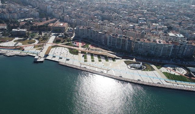 İzmir’de tramvayla gidebileceğiniz en güzel lokasyonlardan! Heykelin anlamı ise cezbediyor