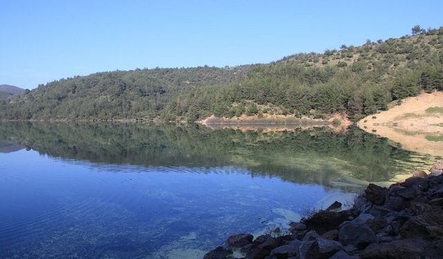 İzmir’de az bilinen muhteşem bir göl! Kampçılar akın ediyor