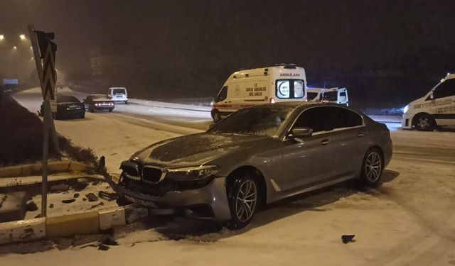 Kar yağışı nedeniyle trafik kazası meydana geldi: 3 yaralı