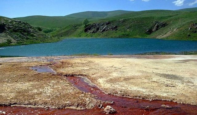 Dünya’nın tek traverten set gölü | Kırmızı rengi ile dikkat çekiyor