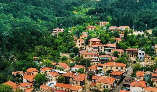 Tarihi taş evleri ve Arnavut kaldırımlarıyla Birgi'ye rakip | Kaz Dağları'nın masalsı köyü