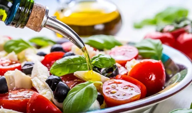 Salatanız sulanıyorsa dikkat! Bunu yapınca ne sulanacak, ne pörsüyecek: Saatlerce taze ve diri kalacak