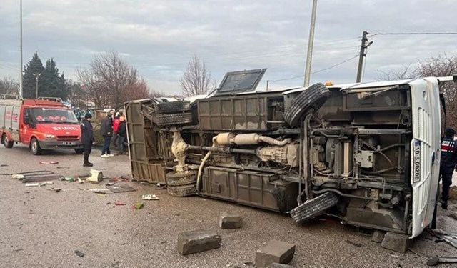 Okul servisi TIR’la çarpıştı: 8 öğrencinin durumu ağır