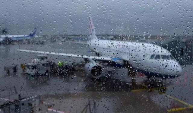 Hava trafiği kümülonimbus bulutlarına takıldı | İstanbul Havalimanı'nda uçaklar tur attı