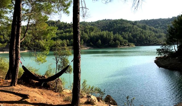 Burası İzmir’in en güzel gölü olarak biliniyor | Yeşil ve mavinin kucaklaştığı yerde harika bir manzara