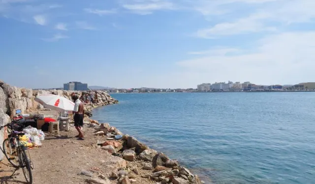 Denizin ortasında doğal sıcak su! Akşamüstü gelen ayrılamıyor: İzmir’in bu kıyısı klasik plajlara hiç benzemiyor