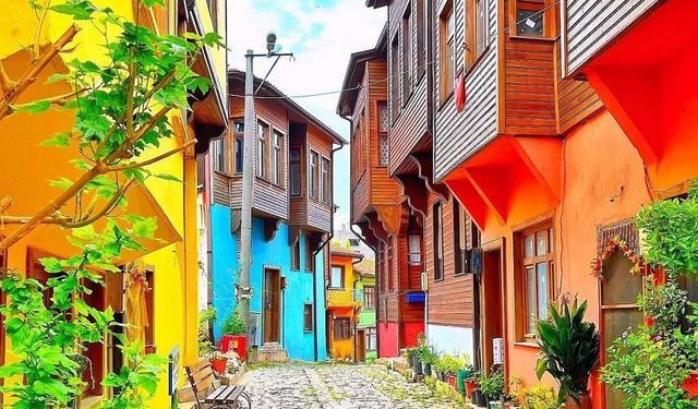 Arnavut kaldırımlı sokaklarını rengarenk cumbalı ahşap evler süslüyor! Fotoğrafçıların Balıkesir’deki bir numarası