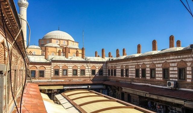 İzmir’in kalbinde 400 yıllık tarih! Adını önündeki hisardan alıyor: Tek şerefeli minaresi, büyük kubbesi dikkat çekiyor