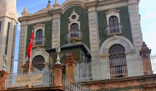 Caminin altında medrese, üstünde ibadethane! İzmir'in Barok esintili camisi: İçindeki detaylar hayran bırakıyor