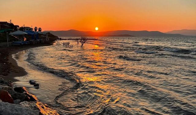 İzmir'de turistlerin yeni gözdesi: Yerel lezzetleri, cam gibi deniziyle Çeşme ve Alaçatı'dan sıkılanları kucaklıyor!