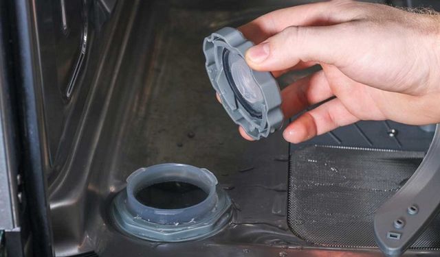 Bulaşıklarınız makineden kirli çıkıyorsa üzülmeyin! Teknik servislerin sır gibi sakladığı bu taktiği çok seveceksiniz