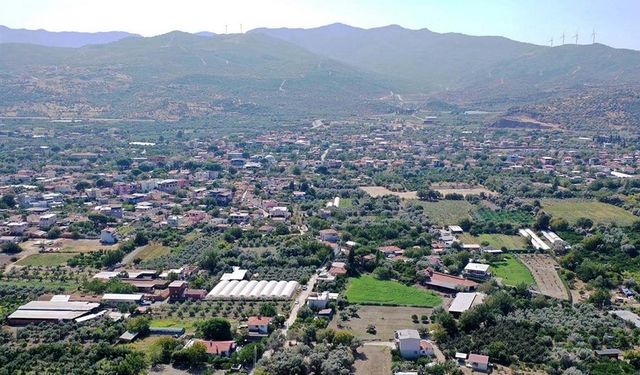 600 yüzyıla yakın geçmişi ile İzmir'in çilek kokan köyü: Turistler çilekleri dalından toplamak için akın ediyor
