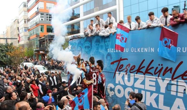 Gençlerin büyük zaferi: Trabzonspor u19’a meydanda sevgi seli