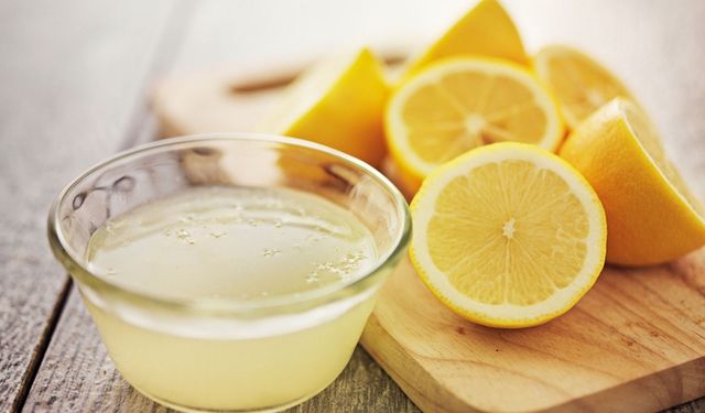 Mutfaktaki yağ lekelerini silip atıyor! Limonun temizleme gücüne şaşıracaksınız: Evde kolayca hazırlanıyor