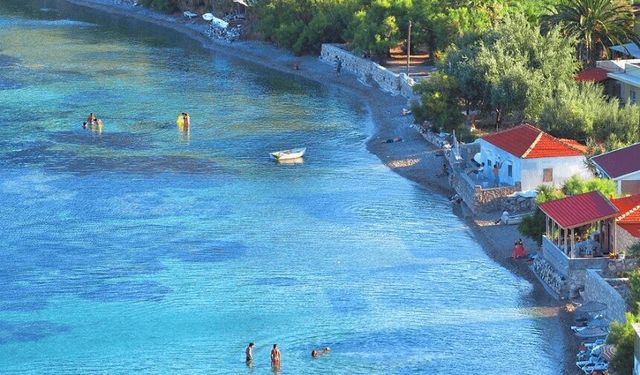 Gören “Maldivler mi?” diye soruyor! Turkuaz deniziyle Çeşme ve Alaçatı’nın tahtını sallıyor: İzmir’in ücretsiz plajı
