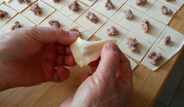 Hamuru ne sert ne yumuşak olmalı! Ustaların yıllardır uyguladığı yöntem buymuş: Lezzeti artıran mantı tarifi