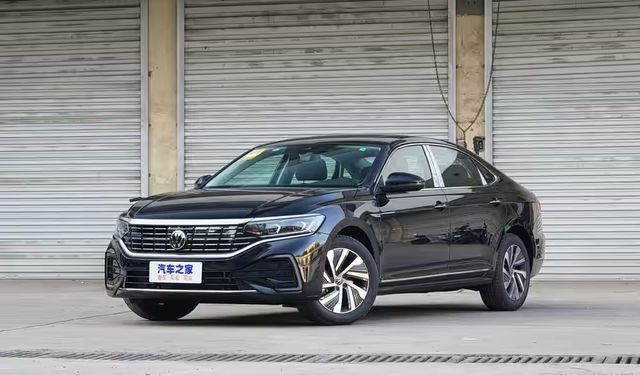 Volkswagen 2025 Passat PHEV’yi tanıttı: Fiyatıyla dikkat çekiyor