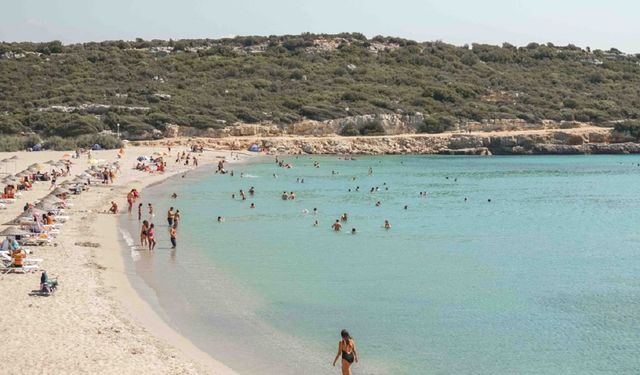 İzmir’in en güzel plajı: Çeşme ve Dikili’yi aratmıyor! Cam gibi denizi ve ipek gibi kumsalına turistler akın ediyor