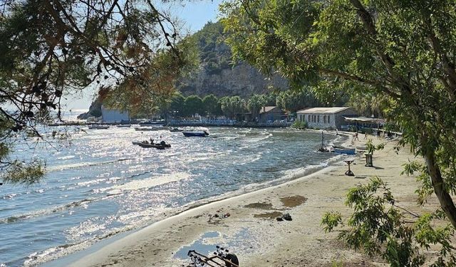 İnce kumlu plajı ve taze balıklarıyla öne çıkıyor! Şehrin gürültüsünden uzaklaşmak isteyenler buraya geliyor