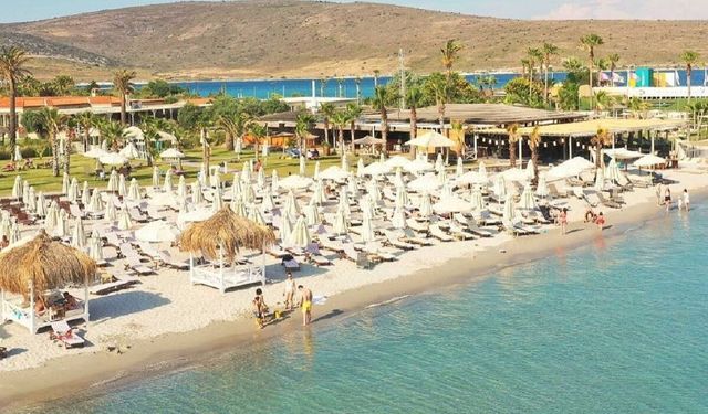 İzmir’de ayağınız kumdan ayrılmıyor! Denizi metrelerce sığ kalan plaj sörf tutkunlarının gözdesi