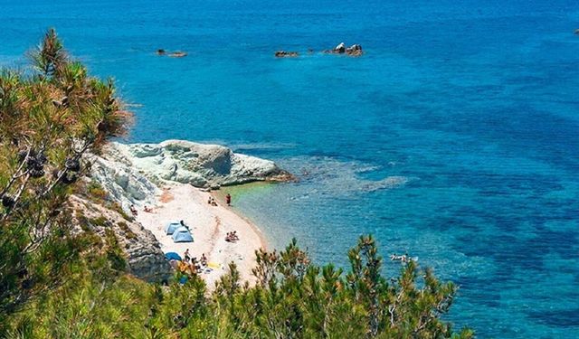 İzmir’in sıcağı burada yok! Doğal klimalı denizin berraklığı hayran bırakıyor: Beach club da var ücretsiz kıyı da