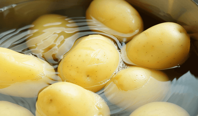 Patates haşlarken yapılan bu hata her şeyi bozuyor! Meğer dağılmasının nedeni buymuş