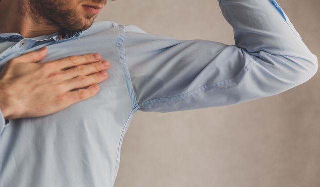 Yıkasanız da geçmeyen ter kokusu için evde çözüm! 1 litre ılık suya 3 kaşık eklemek yetiyor, tertemiz oluyor