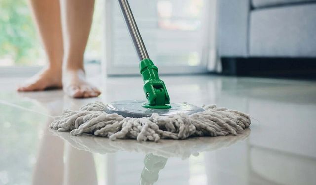 Yerleri silerken bu karışımı deneyin! Ne leke tutuyor ne toz kalkıyor ev saatlerce mis gibi kokuyor