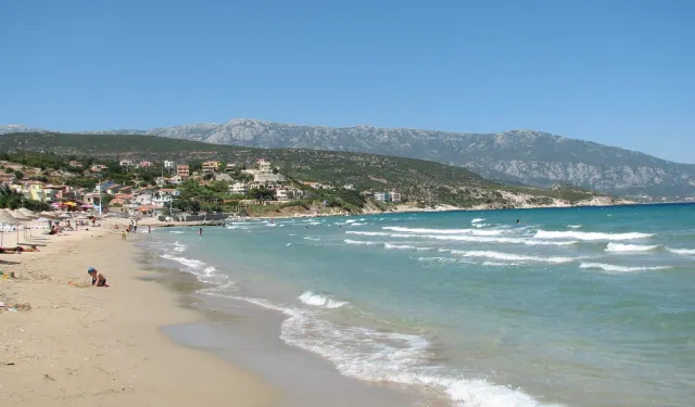 Ne Çeşme ne Urla! İzmir’de metrelerce kum, sığ deniz: Çocuklu aileler buraya çünkü şemsiyeler bile ücretsiz