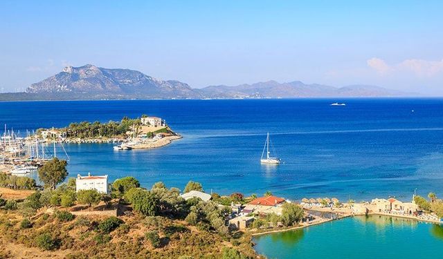 Uzak koylara gitmeye gerek yok! Doğal şifalı duş keyfi: Datça’nın merkezinde sakin deniz ve kaynak suyu bir arada