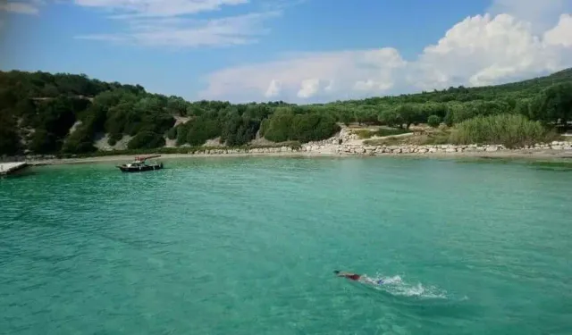 İzmir’e sadece 1,5 saatlik mesafede keşfedilmeyi bekleyen bir cennet! İzmir’in pırıl pırıl turkuaz koylarından birisi!