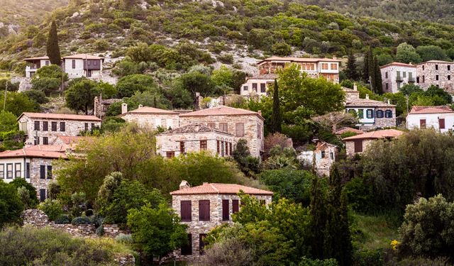 Taş evlerin arasında, zamanın yavaş aktığı dingin bir hafta sonu kaçamağı: Huzur ve lezzetin buluştuğu Ege köyü